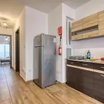 Modern And Centrally Located Large One Bedroom Kbon1-1 Apartment Pieta
