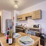 Apartment Modern And Centrally Located Large One Bedroom Kbon1-1 *