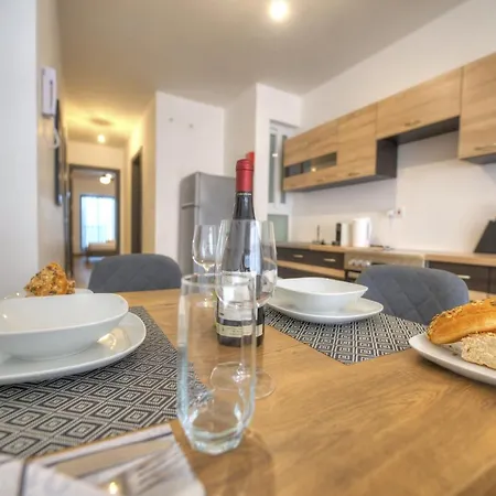 Modern And Centrally Located Large One Bedroom Kbon1-1 *