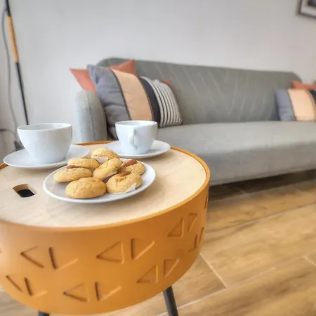 Modern And Centrally Located Large One Bedroom Kbon1-1