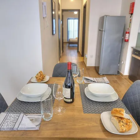 Modern And Centrally Located Large One Bedroom Kbon1-1