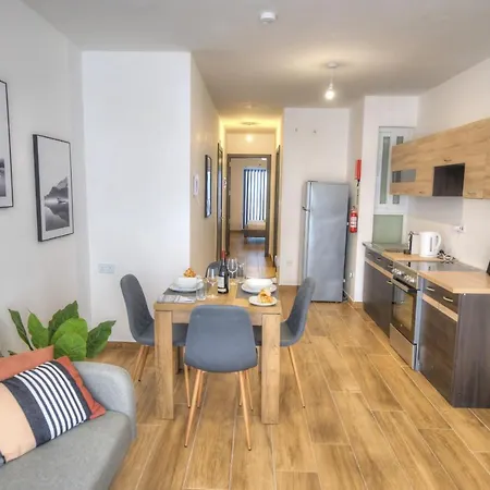 Modern And Centrally Located Large One Bedroom Kbon1-1 Lägenhet *