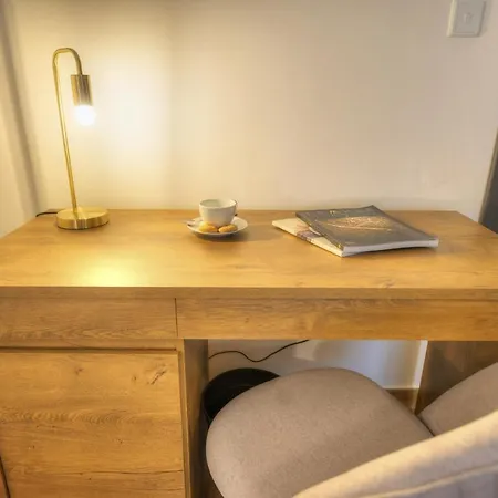 Modern And Centrally Located Large One Bedroom Kbon1-1 Pietà