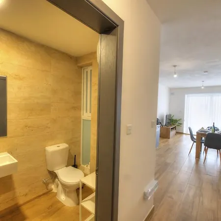 Modern And Centrally Located Large One Bedroom Kbon1-1
