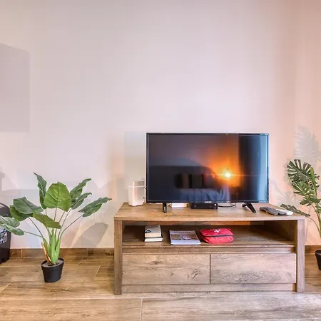 Modern And Centrally Located Large One Bedroom Kbon1-1 Apartment