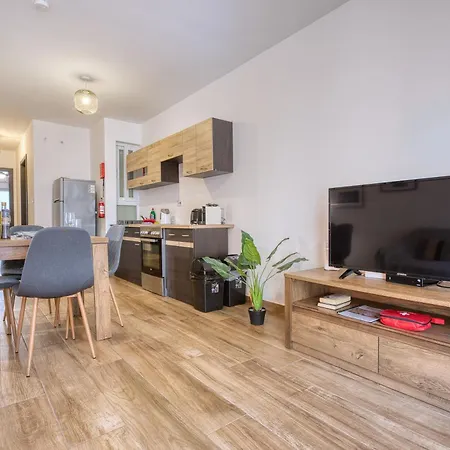 Modern And Centrally Located Large One Bedroom Kbon1-1