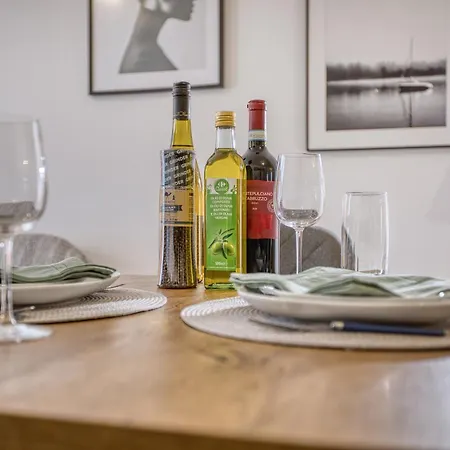 Modern And Centrally Located Large One Bedroom Kbon1-1 *