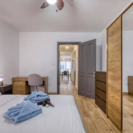 Modern And Centrally Located Large One Bedroom Kbon1-1 Apartment Pieta