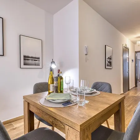 Modern And Centrally Located Large One Bedroom Kbon1-1 Apartment *