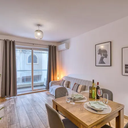 Apartment Modern And Centrally Located Large One Bedroom Kbon1-1 Pieta