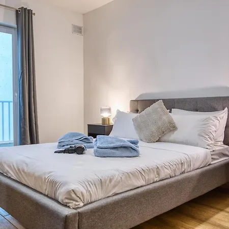 Modern And Centrally Located Large One Bedroom Kbon1-1