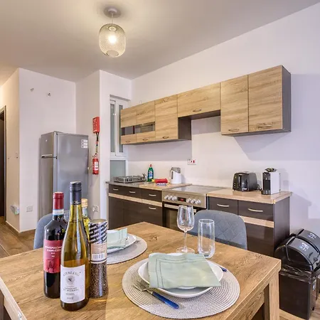 Apartment Modern And Centrally Located Large One Bedroom Kbon1-1 *