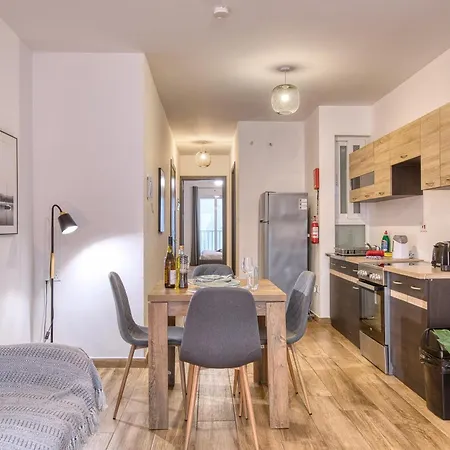 Modern And Centrally Located Large One Bedroom Kbon1-1 *