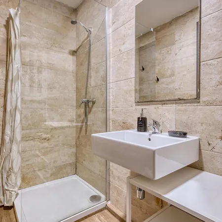 Modern And Centrally Located Large One Bedroom Kbon1-1 Pietà