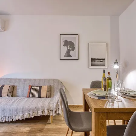 Modern And Centrally Located Large One Bedroom Kbon1-1