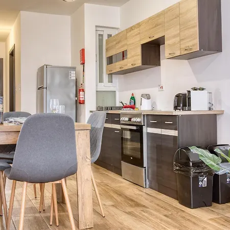 Apartment Modern And Centrally Located Large One Bedroom Kbon1-1 *