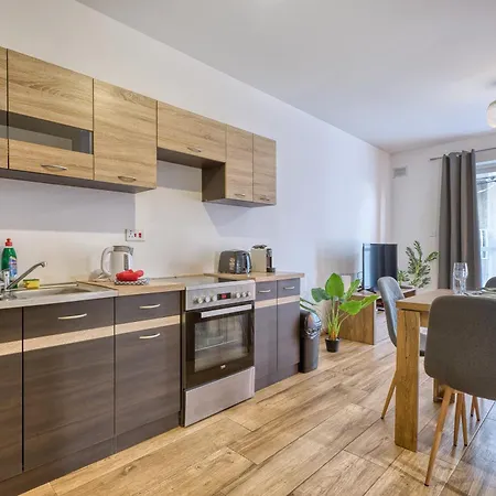 Modern And Centrally Located Large One Bedroom Kbon1-1