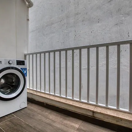 Modern And Centrally Located Large One Bedroom Kbon1-1 Pietà