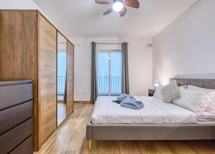 Apartment Modern And Centrally Located Large One Bedroom Kbon1-1 *