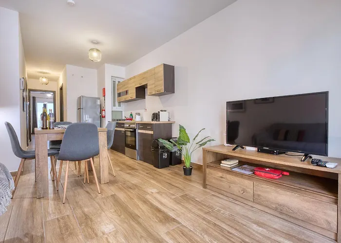 Modern And Centrally Located Large One Bedroom Kbon1-1