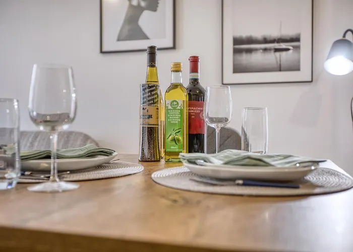 Modern And Centrally Located Large One Bedroom Kbon1-1 *