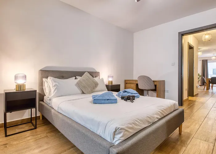 Modern And Centrally Located Large One Bedroom Kbon1-1 * Pieta