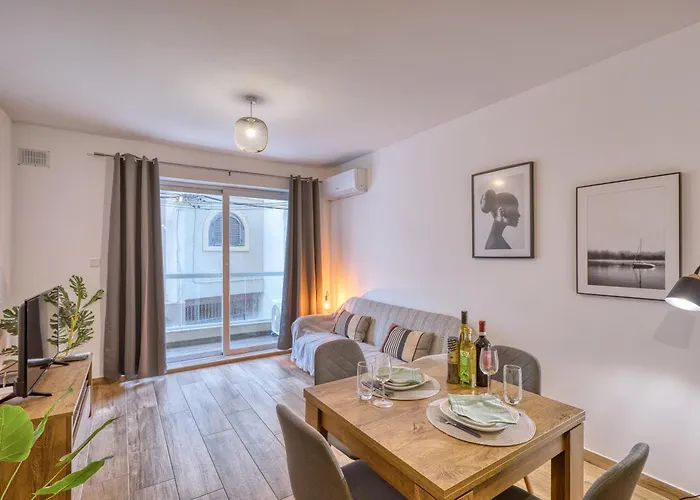 Apartment Modern And Centrally Located Large One Bedroom Kbon1-1 Pieta