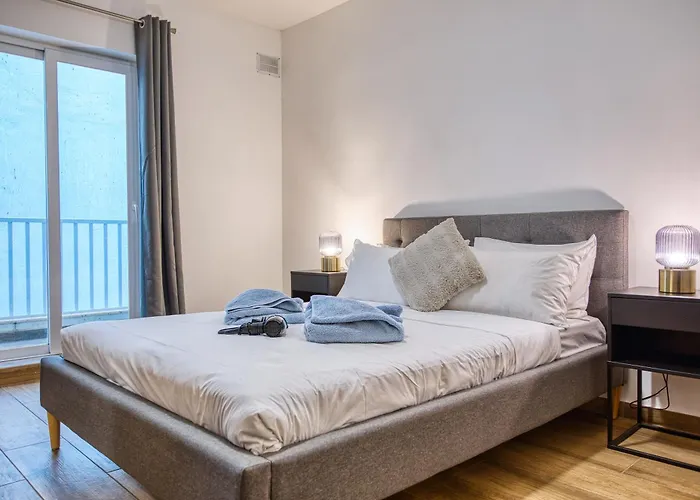 Modern And Centrally Located Large One Bedroom Kbon1-1