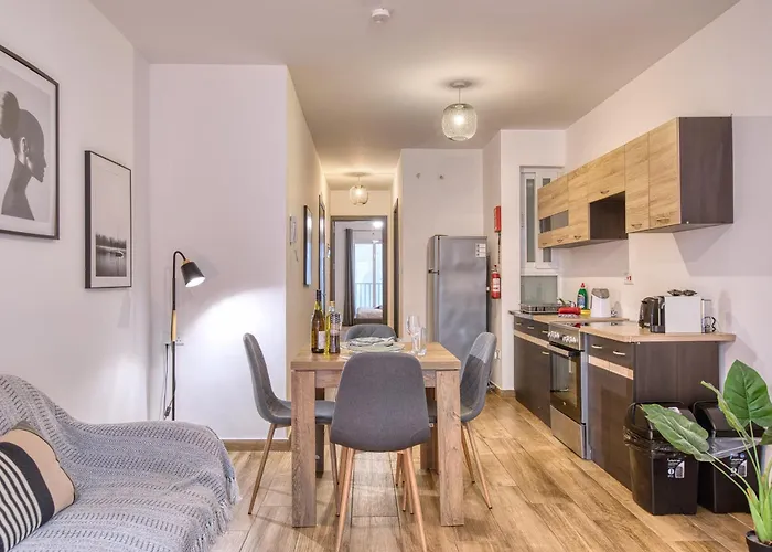 Modern And Centrally Located Large One Bedroom Kbon1-1 *