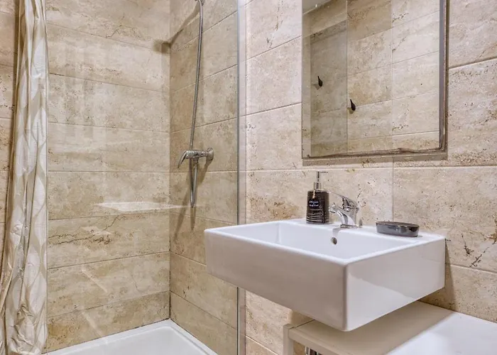 Modern And Centrally Located Large One Bedroom Kbon1-1 Pieta