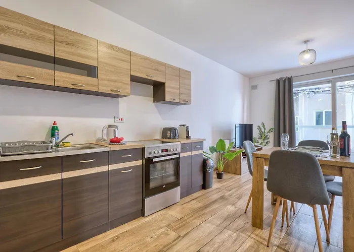 Modern And Centrally Located Large One Bedroom Kbon1-1