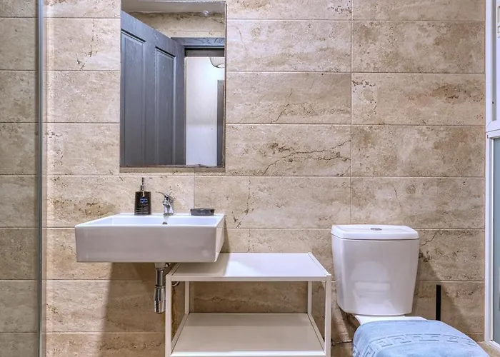 Modern And Centrally Located Large One Bedroom Kbon1-1