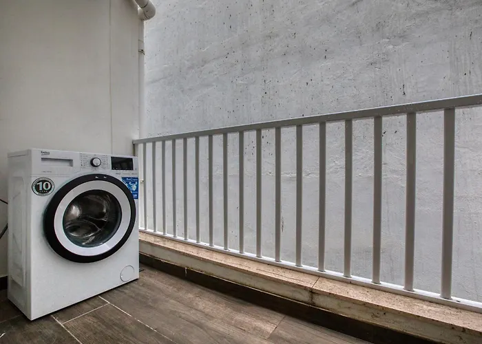 Modern And Centrally Located Large One Bedroom Kbon1-1 Pietà